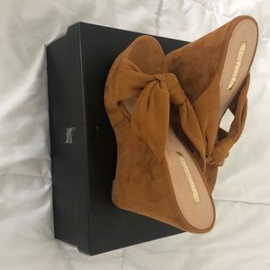 Liliana wedge